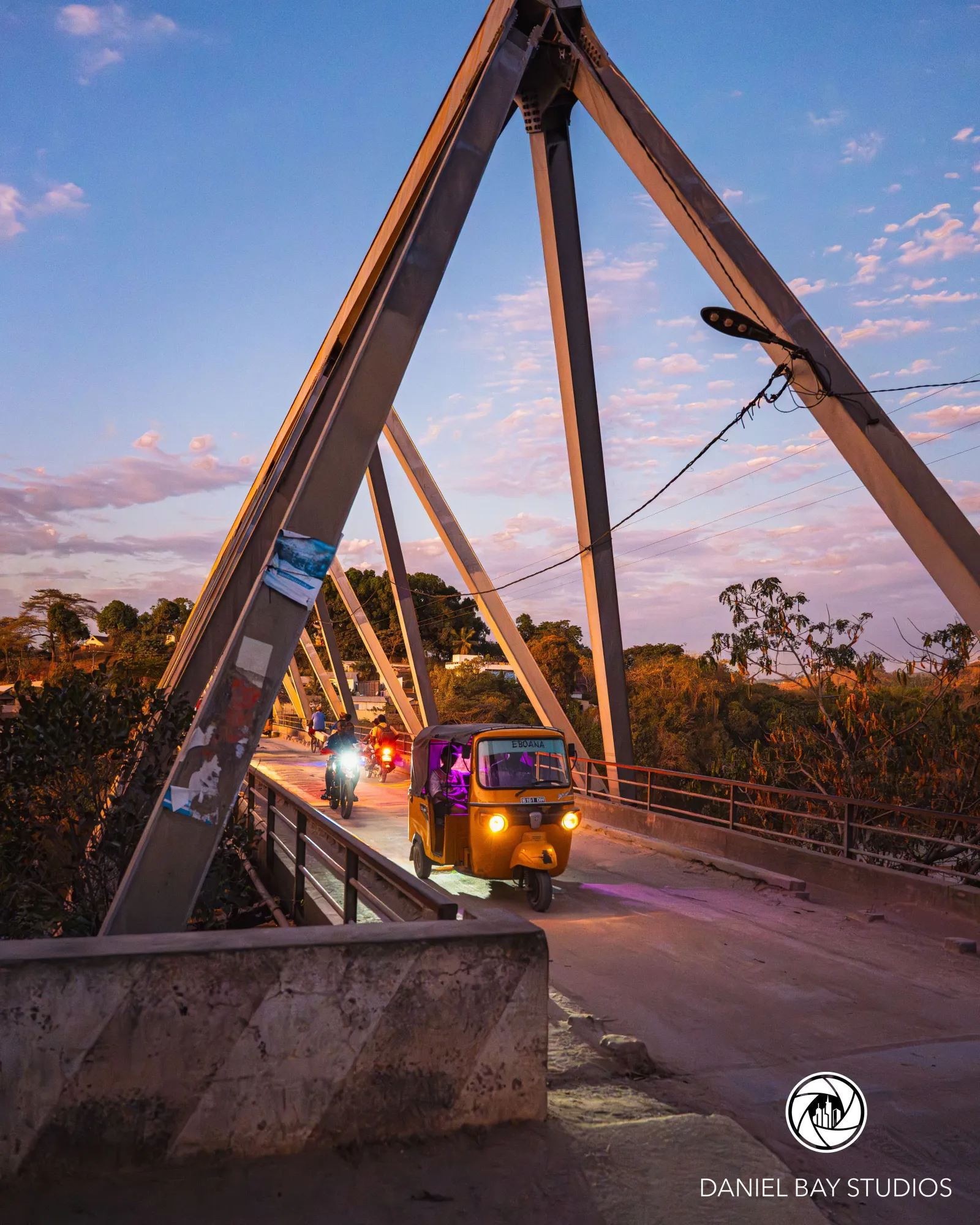 Une photo de ma série Gasy Stories, prise juste avant de rejoindre mes nouveaux amis de l'autre côté du pont.